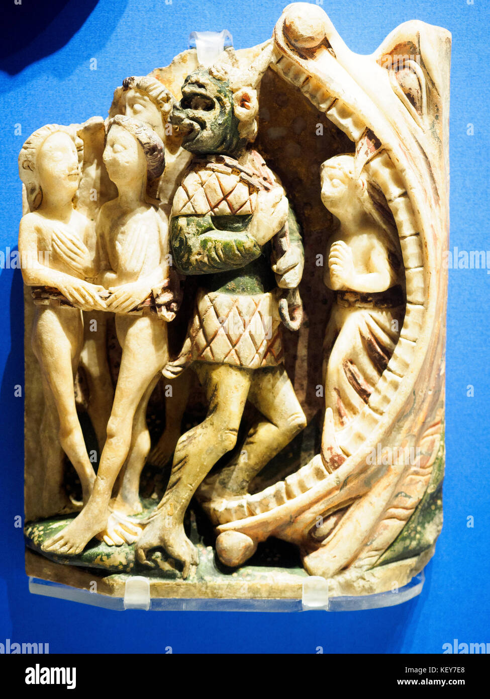 Il peccato e la salvezza del pannello con scena del giudizio ultimo satana trascina le anime dei dannati nelle ganasce dell'inferno circa 1400-25 Inghilterra in alabastro del British Museum - Londra, Inghilterra Foto Stock