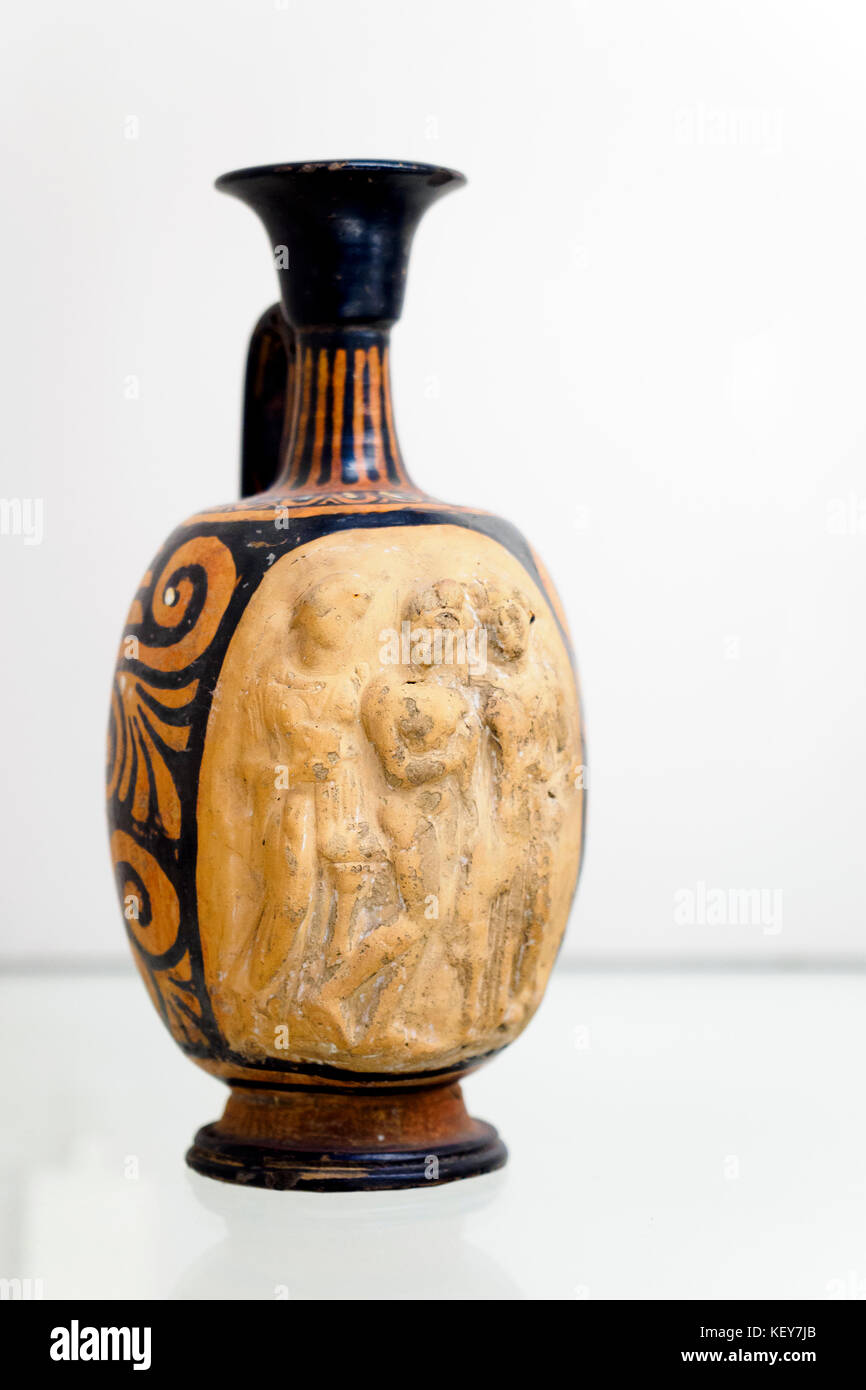 Figure rosse squat Lekythos (bottiglia di olio) con decorazione a rilievo che mostra tre donne prodotte in Puglia intorno al 330-300 a.C. Foto Stock