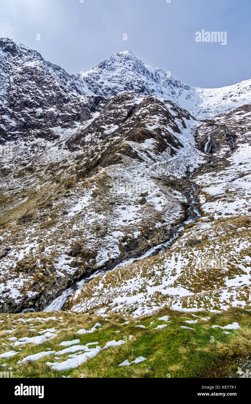 Cascata sul Afon (Fiume) Glaslyn dal lago Glaslyn sotto la cima di Mount Snowdon visto da minatori via Snowdonia National Park il Galles del Nord Foto Stock