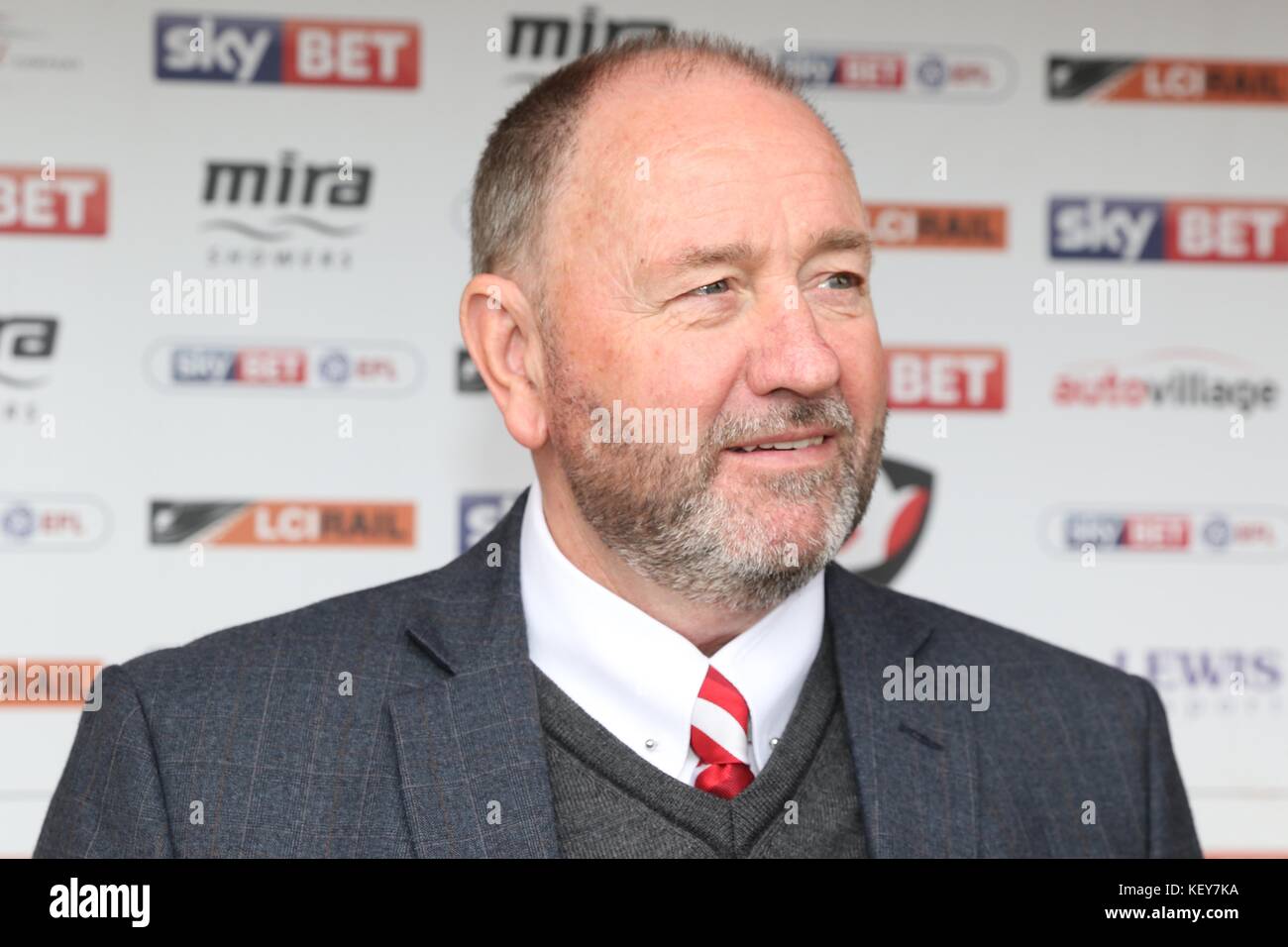 Cheltenham Town FC v Lincoln City FC presso la rampa di LCI Stadium, Whaddon Road (Sky scommessa lega due - 21 ottobre 2017) - Gary Johnson Foto di Antony T Foto Stock