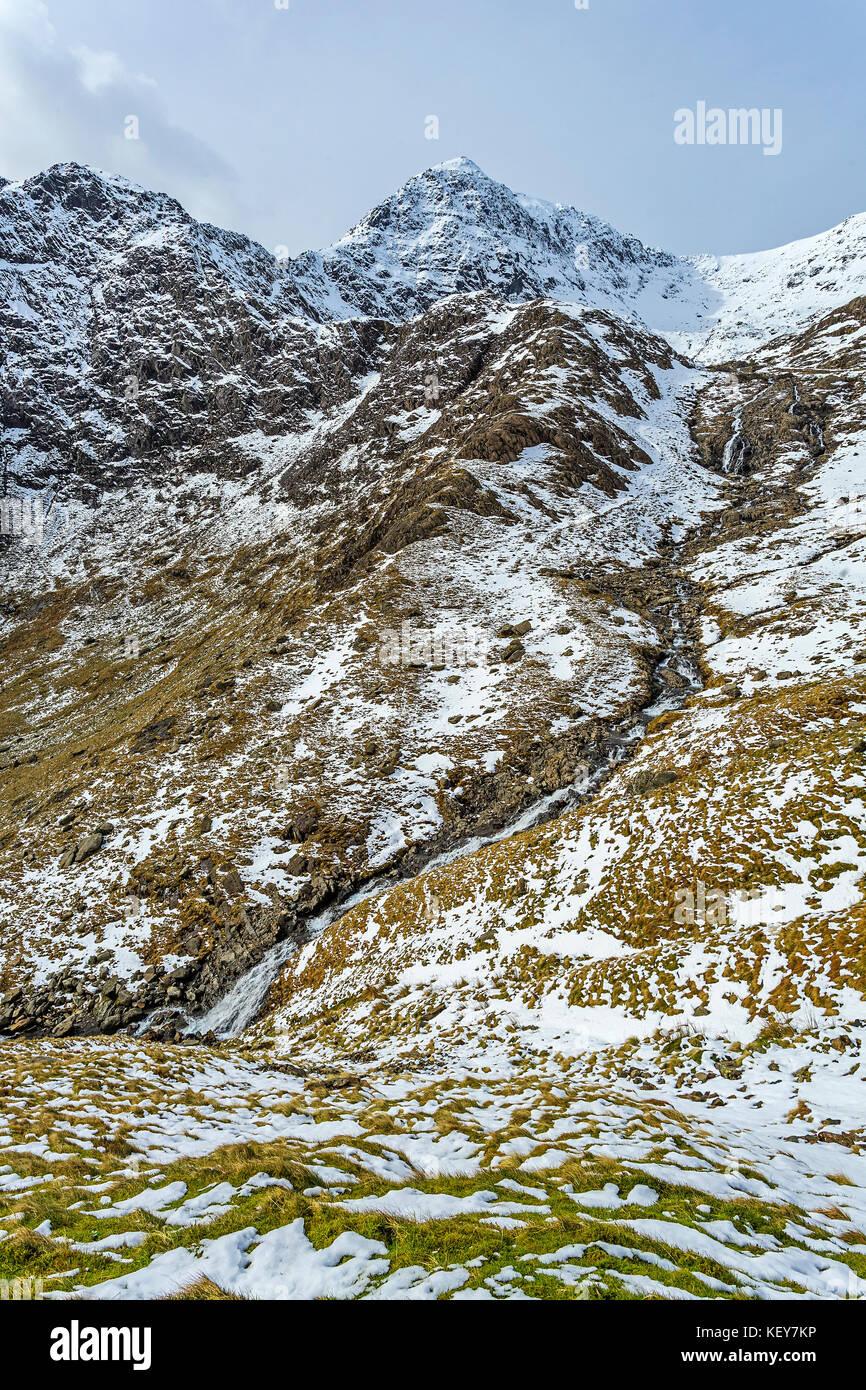 Cascata sul Afon (Fiume) Glaslyn dal lago Glaslyn sotto la cima di Mount Snowdon visto da minatori via Snowdonia National Park il Galles del Nord Foto Stock