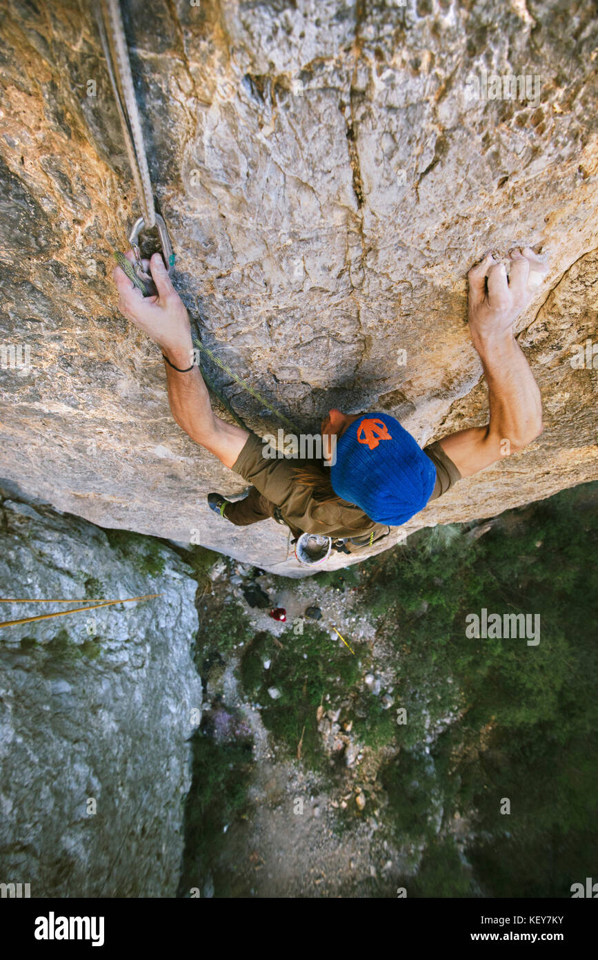 Fotografia con vista dal di sopra del uomo avventurose arrampicate su roccia Ciclope (5.13a) arrampicata di El Porterio Chico, a Monterrey, Messico Foto Stock