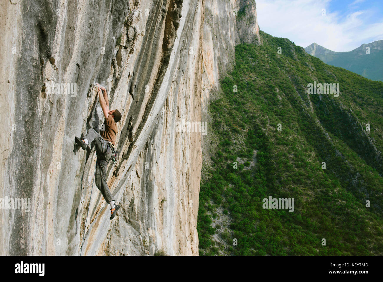 Fotografia di avventuroso rocciatore arrampicata cliff Celestial Omnibus (5.12a) arrampicata di El Porterio Chico, a Monterrey, Messico Foto Stock