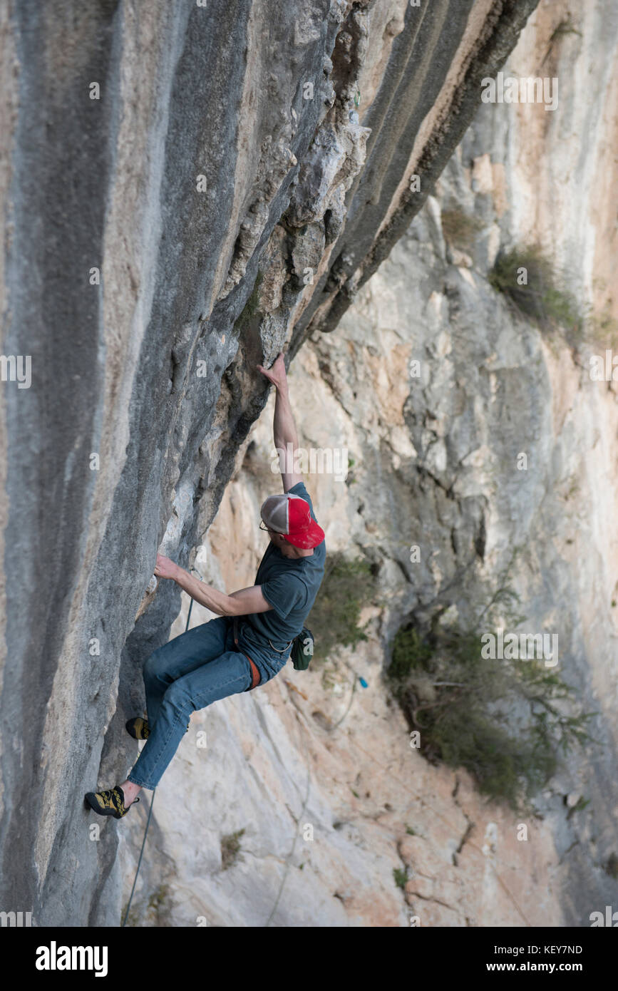 Fotografia di avventuroso rocciatore arrampicata cliff Celestial Omnibus (5.12a) arrampicata di El Porterio Chico, a Monterrey, Messico Foto Stock