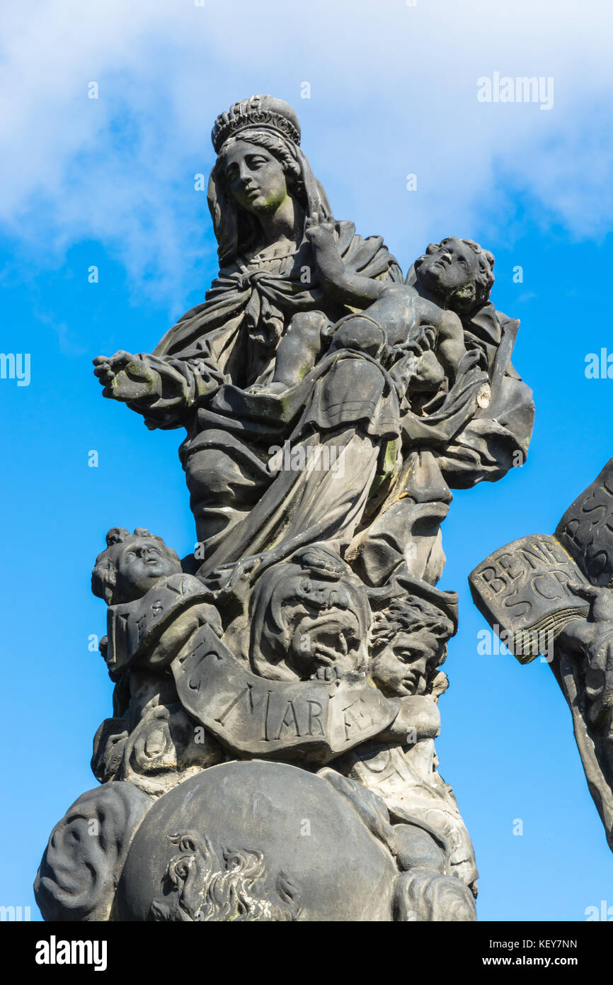 Praga, Repubblica ceca: la statua della Madonna, parte del gruppo di statue della Madonna, San Domenico e Tommaso d Aquino, sculture all'aperto da matej vacl Foto Stock