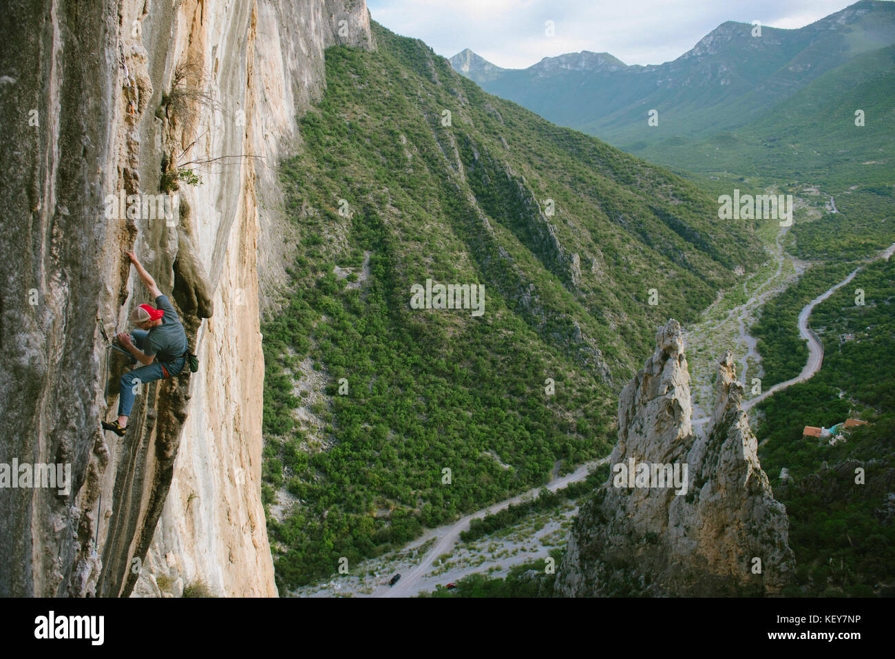 Fotografia di avventuroso rocciatore arrampicata su roccia Celestial Omnibus (5.12a) salendo rout a El Porterio Chico, a Monterrey, Messico Foto Stock