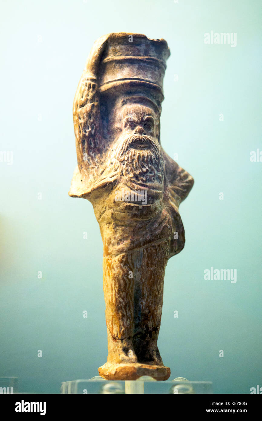 Un peloso Papposeilinos che porta un cesto sulla sua figura in testa realizzata in Grecia intorno al 350 a.C. Foto Stock