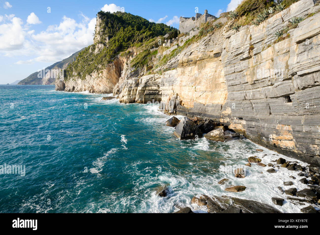 Costa di Porto Venere con vista sul Castello Doria, Porto Venere, Liguria, Italia Foto Stock