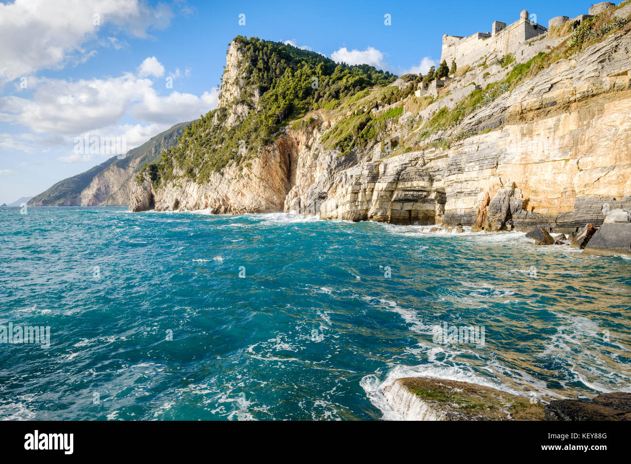 Costa di Porto Venere con vista sul Castello Doria, Porto Venere, Liguria, Italia Foto Stock