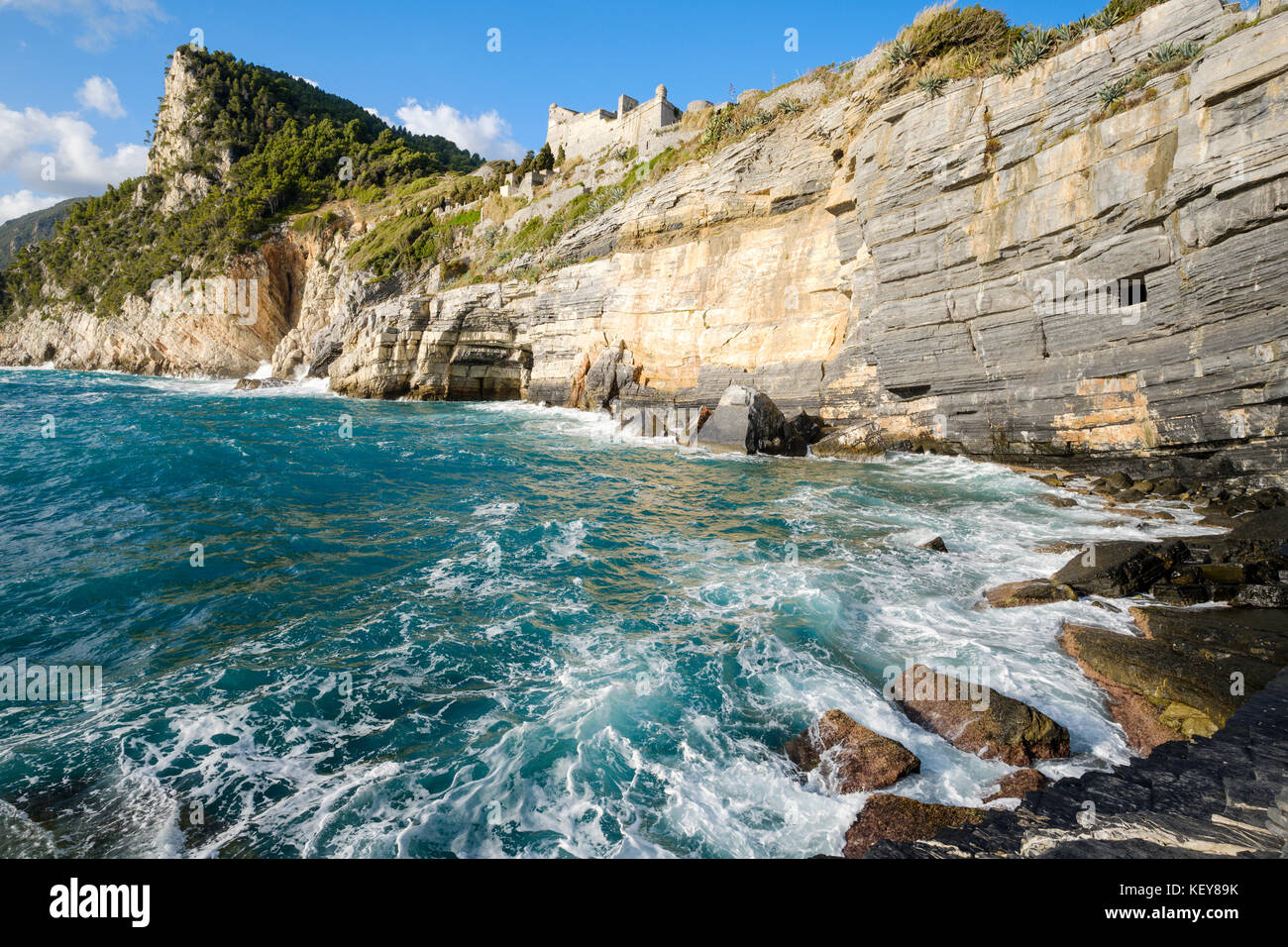 Costa di Porto Venere con vista sul Castello Doria e sulla Grotta di Byron, Porto Venere, Liguria, Italia Foto Stock