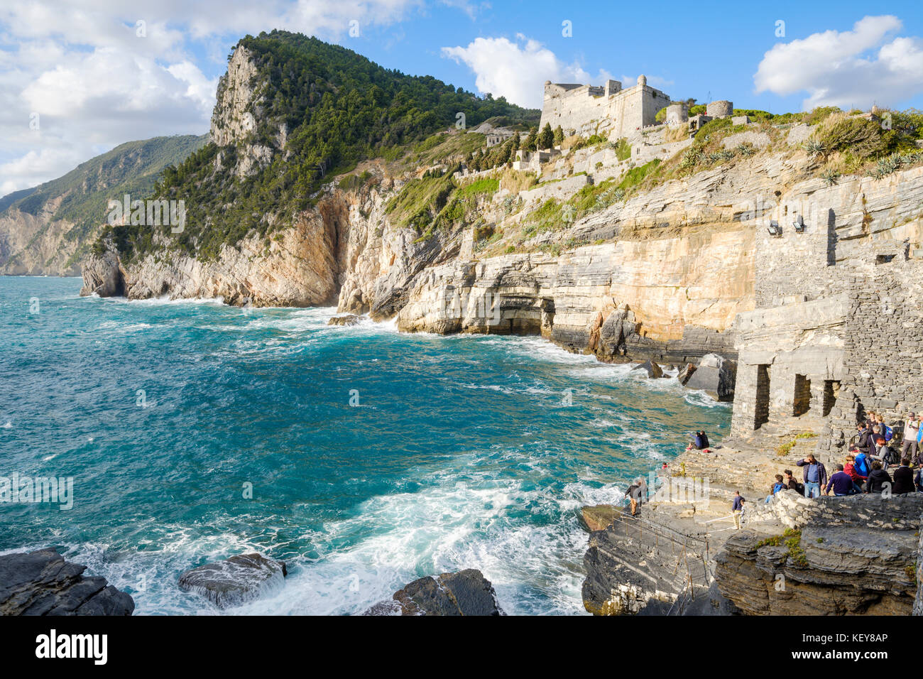 Costa di Porto Venere con vista sul Castello Doria e sulla Grotta di Byron, Porto Venere, Liguria, Italia Foto Stock