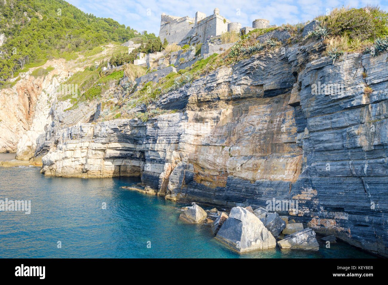 Scogliere a Porto Venere con vista sul Castello Doria, Porto Venere, Liguria, Italia Foto Stock