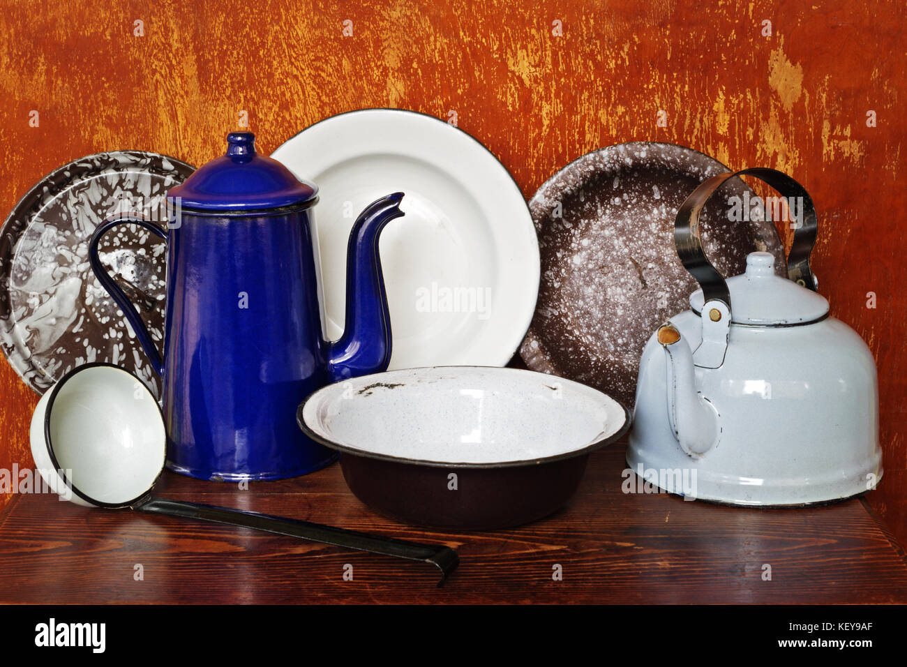 Smaltato vintage utensili da cucina sono una caffettiera, teakettle, piastre e altri Foto Stock