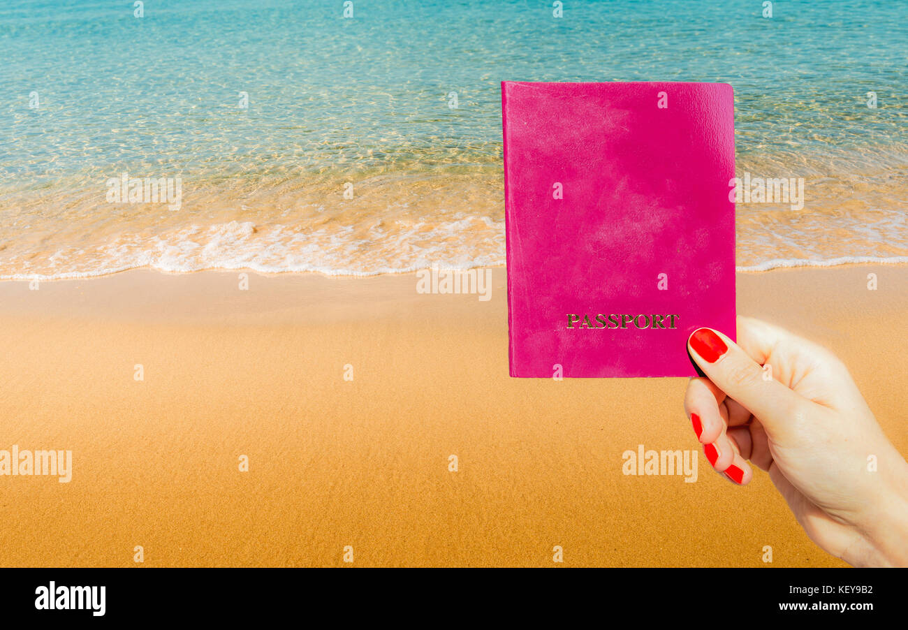 Passaporto generico con spiaggia tropicale idilliaco sabbia dorata su sfondo Foto Stock