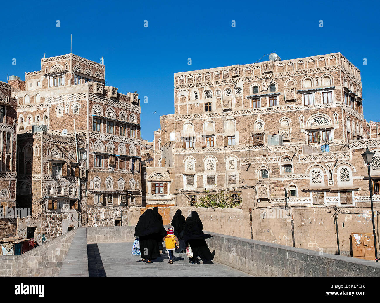 Scena di strada nel centro di sanaa città vecchia in Yemen Foto Stock