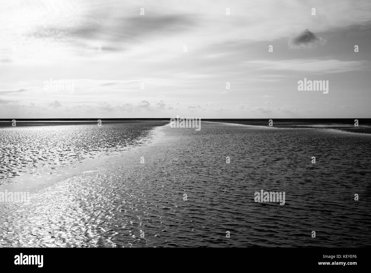 Le mont-saint-michel, off il paese della costa nordoccidentale, alla foce del fiume Couesnon vicino a Avranches in Normandia, Francia Foto Stock