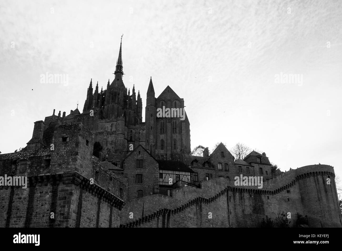 Le mont-saint-michel, off il paese della costa nordoccidentale, alla foce del fiume Couesnon vicino a Avranches in Normandia, Francia Foto Stock