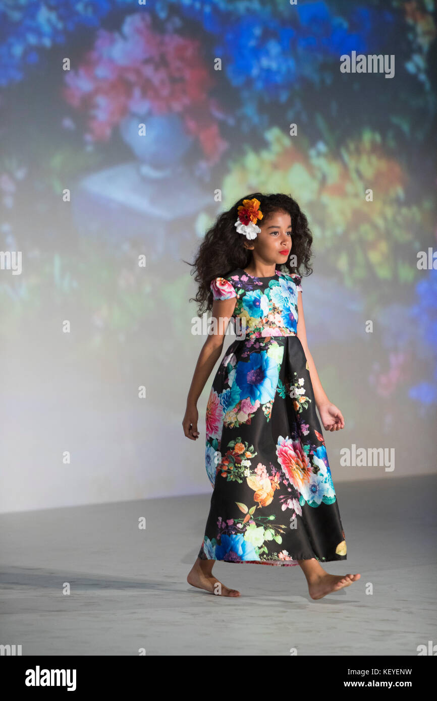 Per il modello in pista indossando fashion design da Michelle Ann, Stile Fashion Week, Pacific Design Center, West Hollywood, Los Angeles, California, Stati Uniti d'America Foto Stock