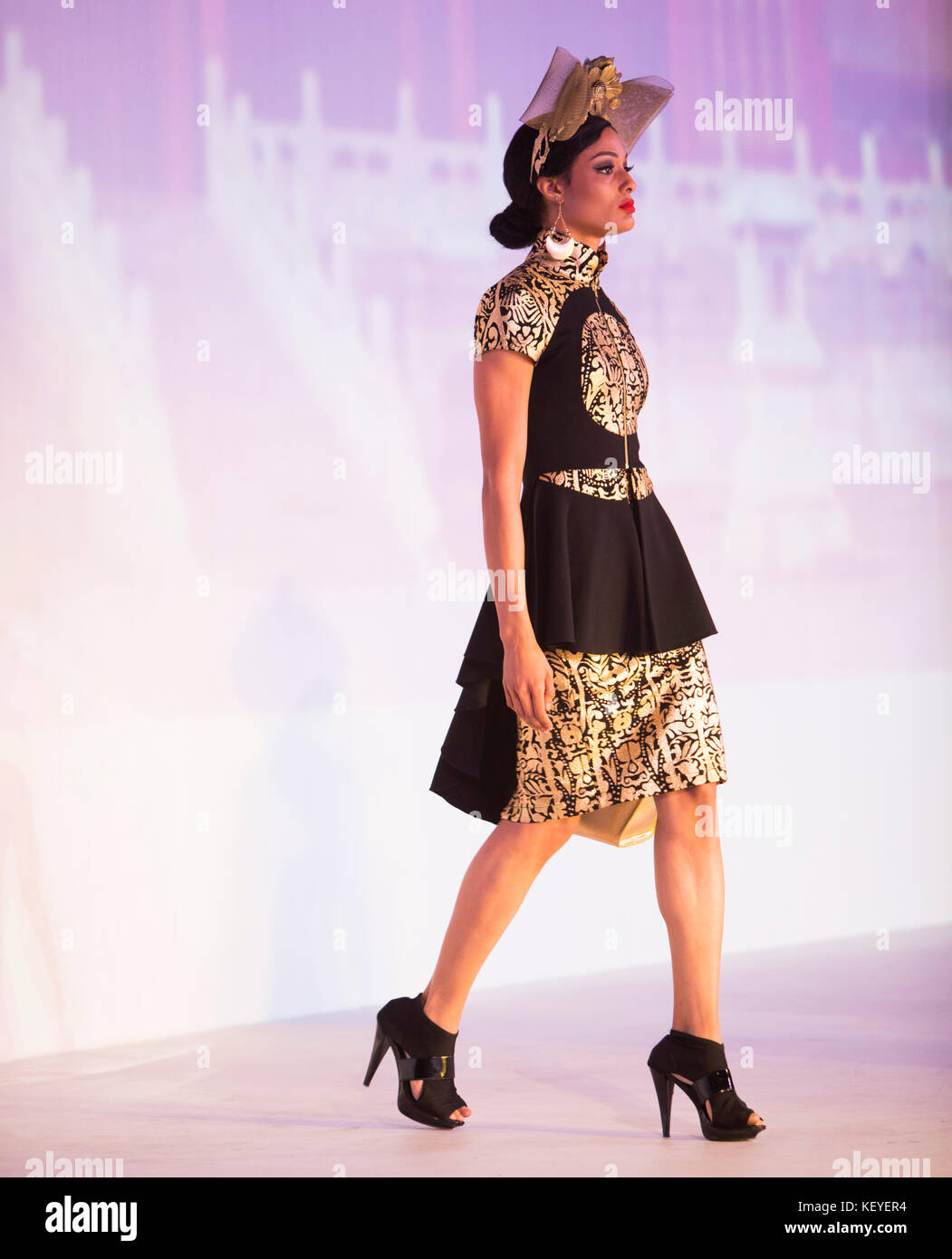 Modello su runwaywearing design by David Tupaz, Stile Fashion Week, Pacific Design Center, West Hollywood, Los Angeles, California, Stati Uniti d'America Foto Stock