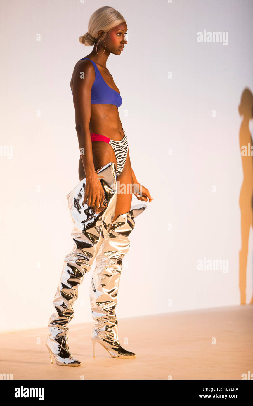 Modello su pista indossando la menta nuotare il design, lo stile della settimana della moda, Pacific Design Center, West Hollywood, Los Angeles, California, Stati Uniti d'America Foto Stock