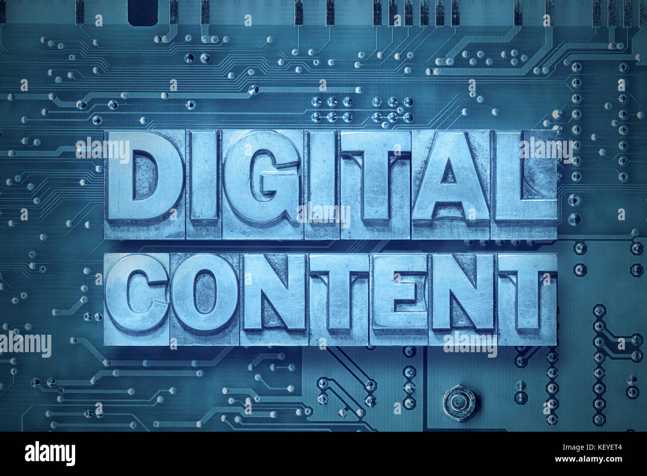 Contenuto digitale frase composta da metallico blocchi di stampa in rilievo sulla scheda pc sfondo Foto Stock