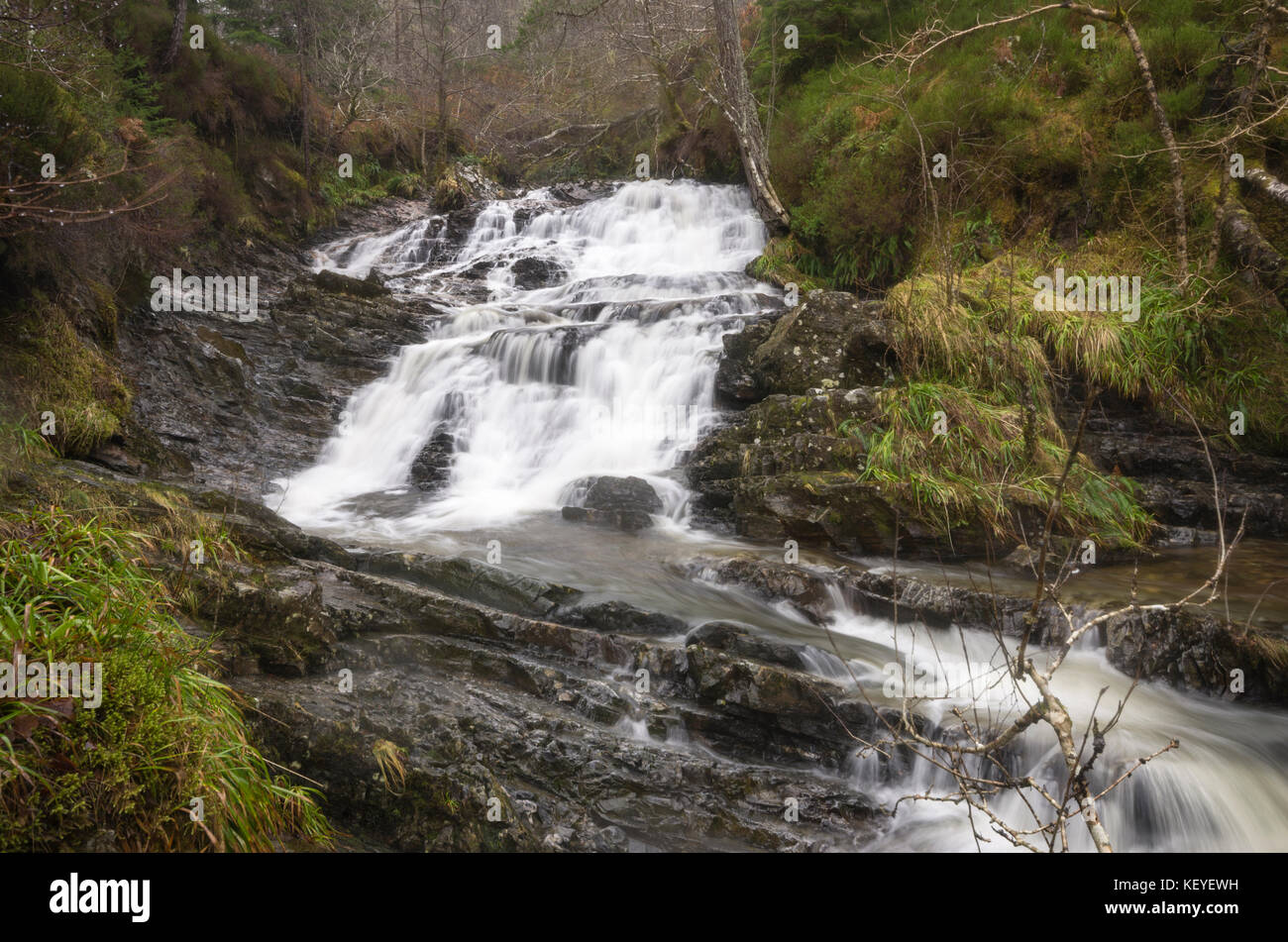 Plodda superiore scende alla cascata, Tomich, vicino a Glen Affric, nelle Highlands scozzesi Inverness-shire Scotland Regno Unito Gran Bretagna Foto Stock