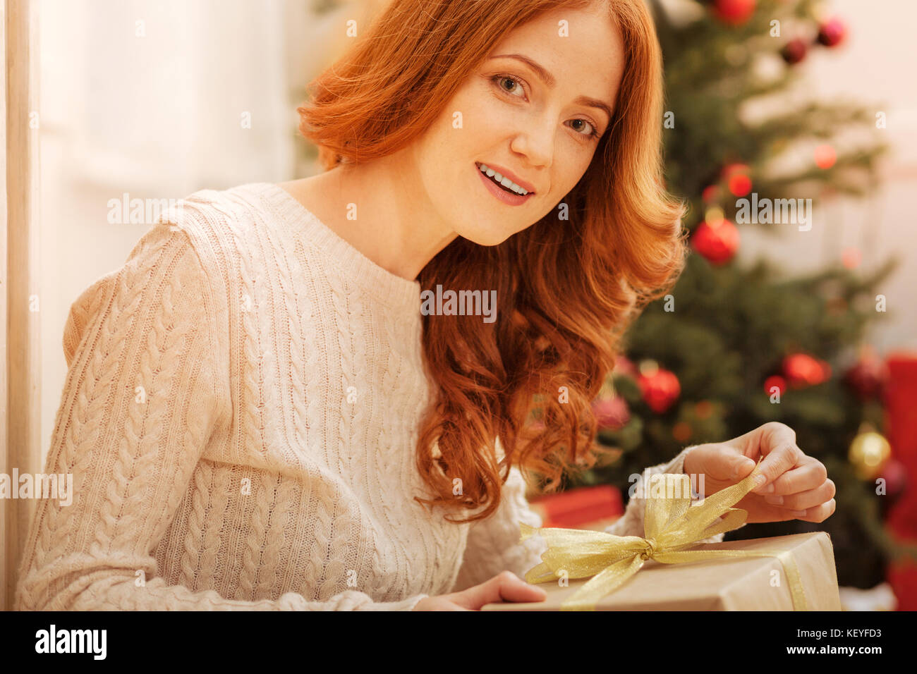 Redhead lay di bellezza celeste apertura regalo di natale Foto Stock