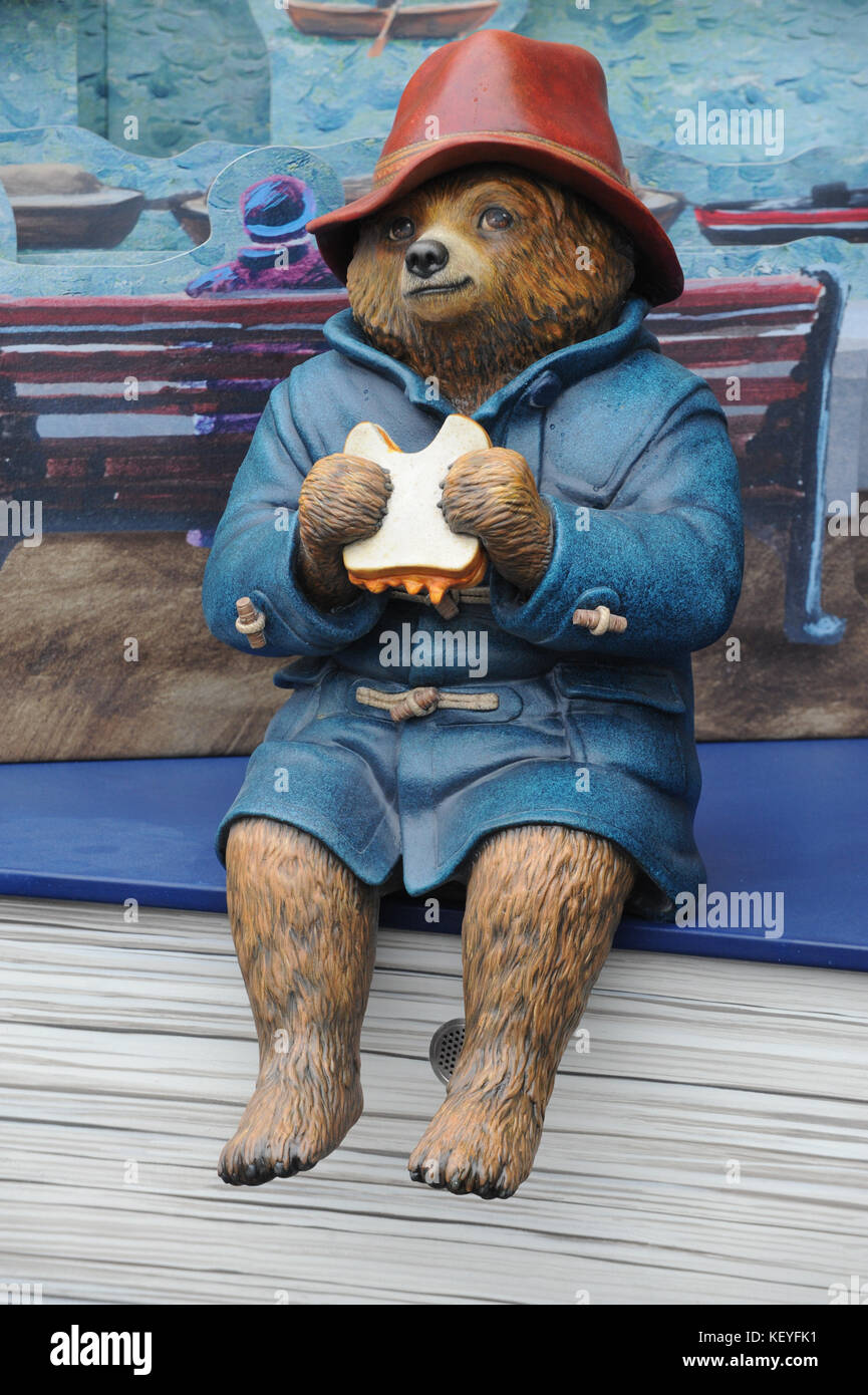 Paddington bear book immagini e fotografie stock ad alta risoluzione - Alamy