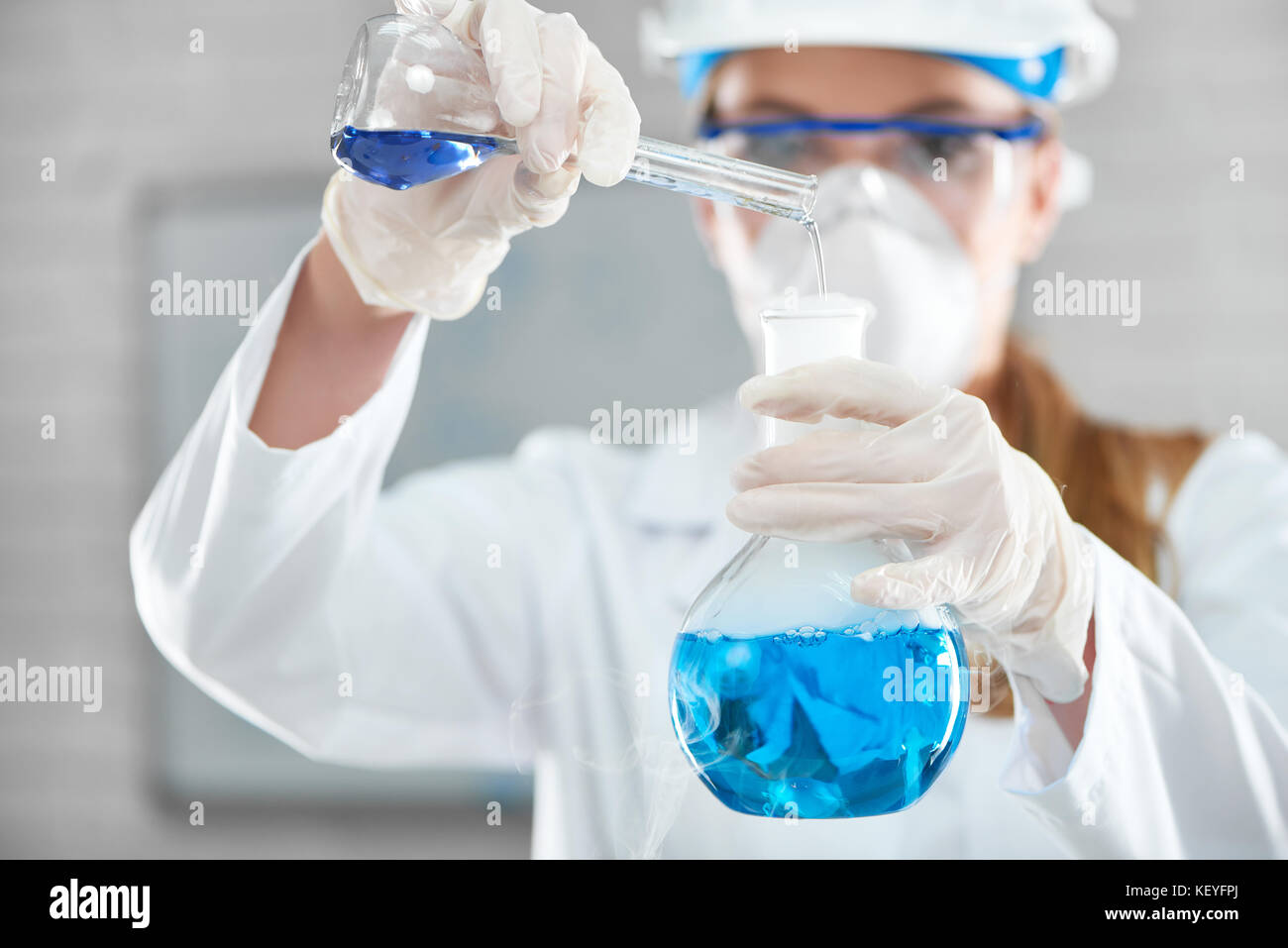 Farmacia femminile lavora presso il laboratorio Foto Stock