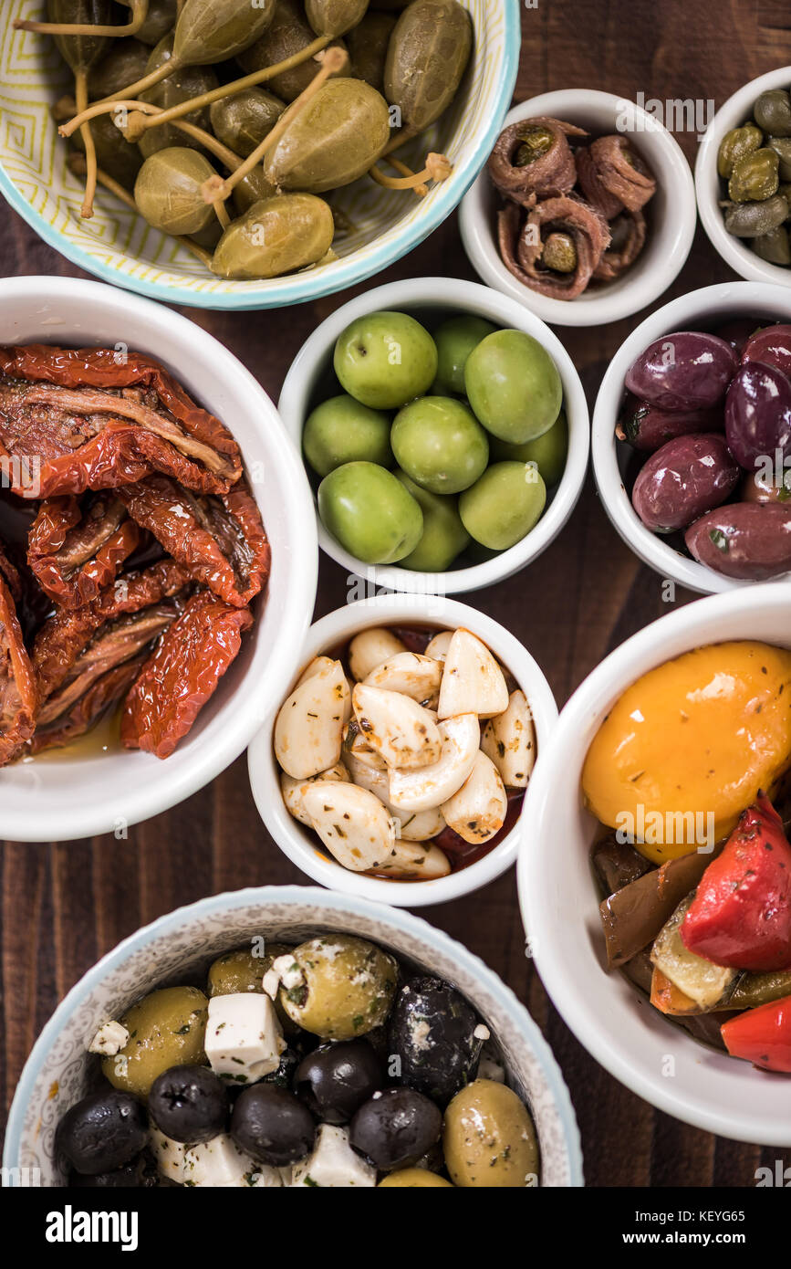 Selezione di tapas in ciotole di ceramica, vista aerea Foto Stock