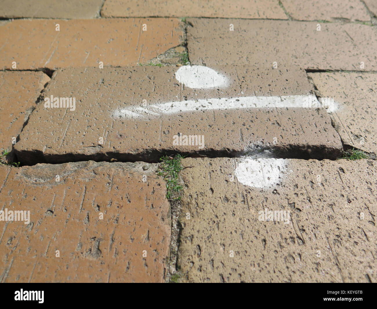 Segno meno che mostra via danese di indicare le riparazioni necessarie per pavimenti Foto Stock