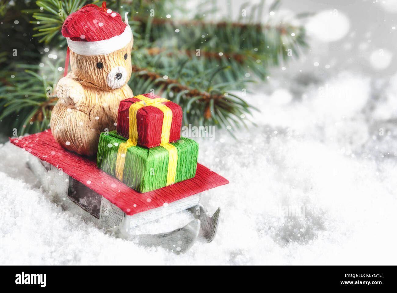 Buon Natale Orso.Albero Di Natale Giocattolo Piccolo Orso Sembrava Babbo Natale Su Slitte Buon Natale Biglietto Di Auguri Con La Neve Sullo Sfondo Spazio Copia Foto Stock Alamy