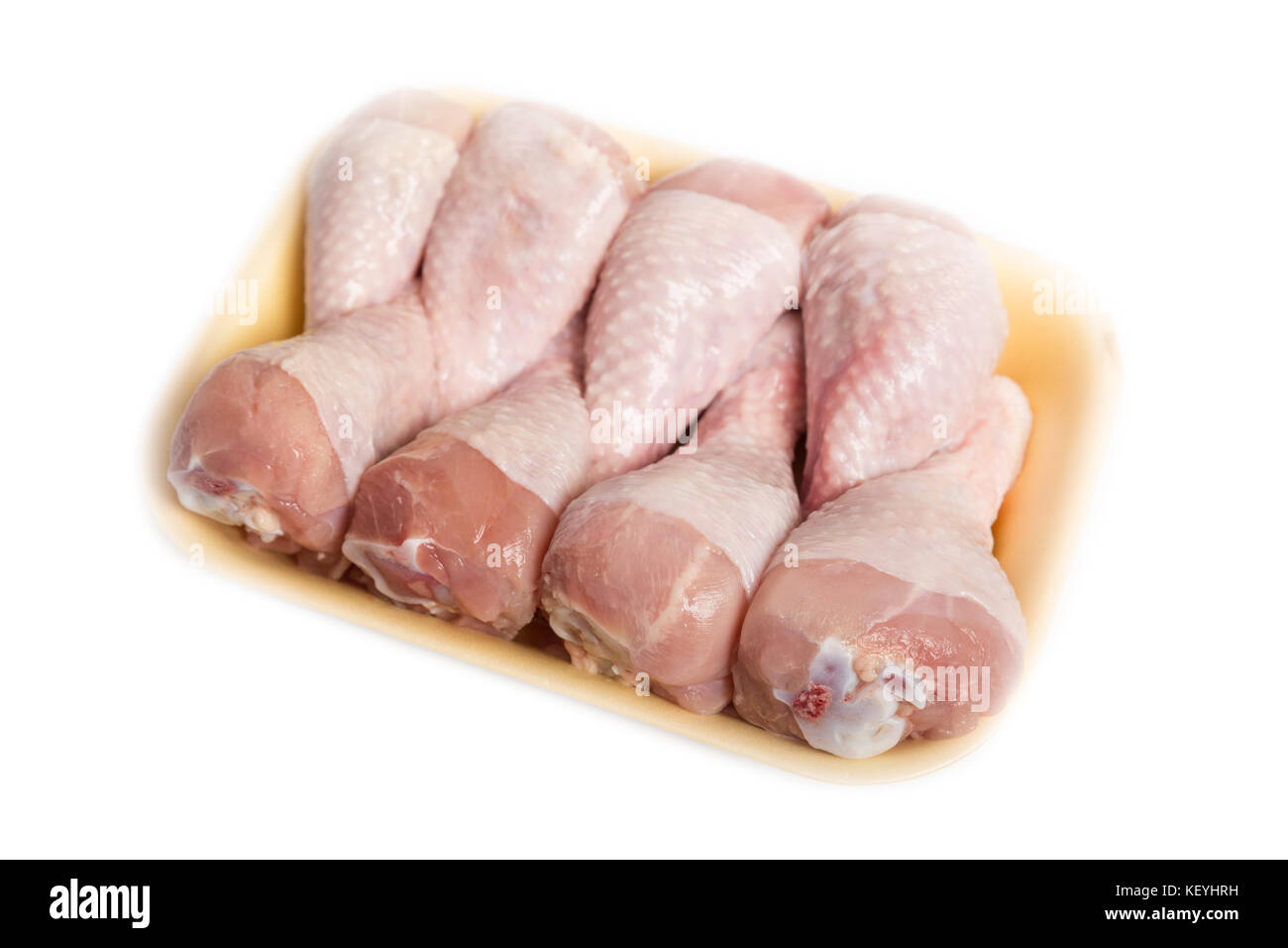 Il pollo crudo cosce di pollo disossate in confezione su sfondo bianco Foto Stock
