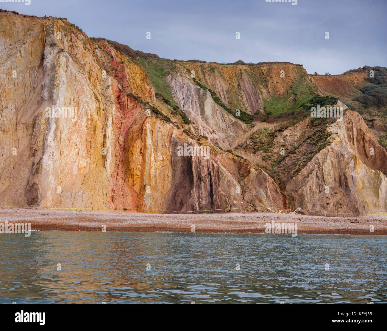 Il mult-sabbie colorate di allume Bay sull'Isola di Wight. Foto Stock