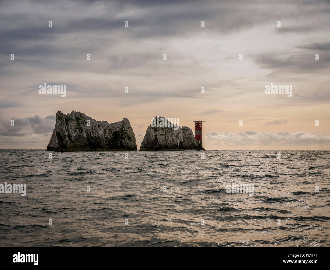 Gli aghi faro sull isola di Wight, Regno Unito visualizzati quando si avvicina in barca. Foto Stock