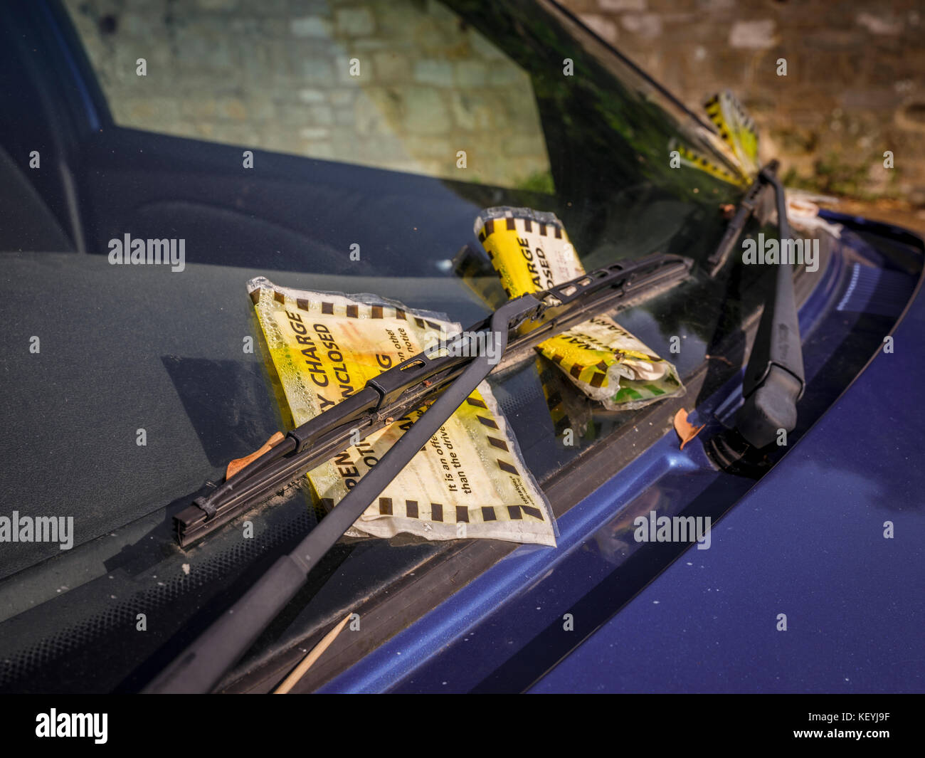 Un auto coperti con diverse sanzioni parcheggio - Ventnor lungo soggiorno parcheggio auto, Isola di Wight. Foto Stock