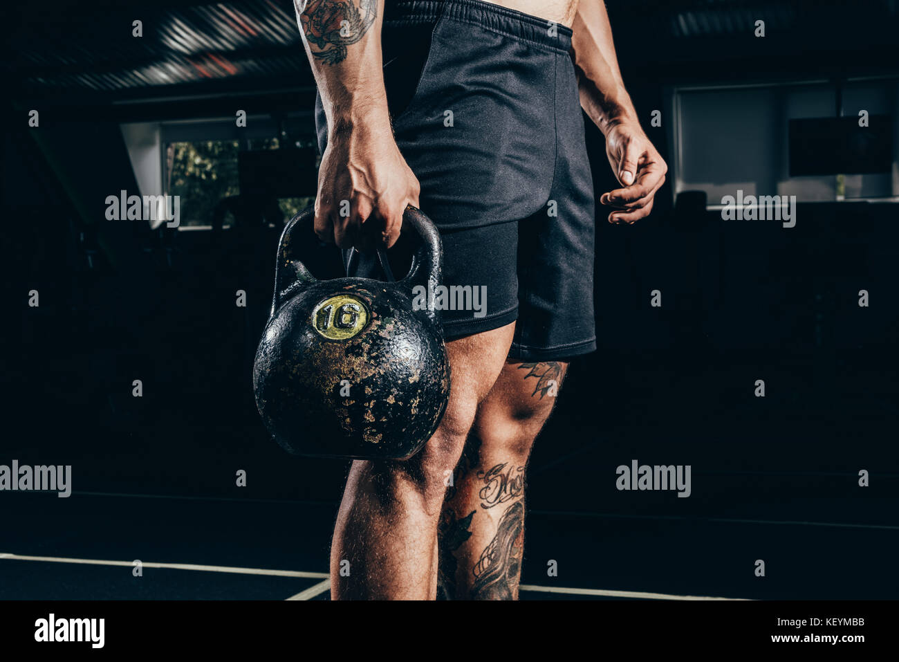 Sportivo azienda kettlebell Foto Stock