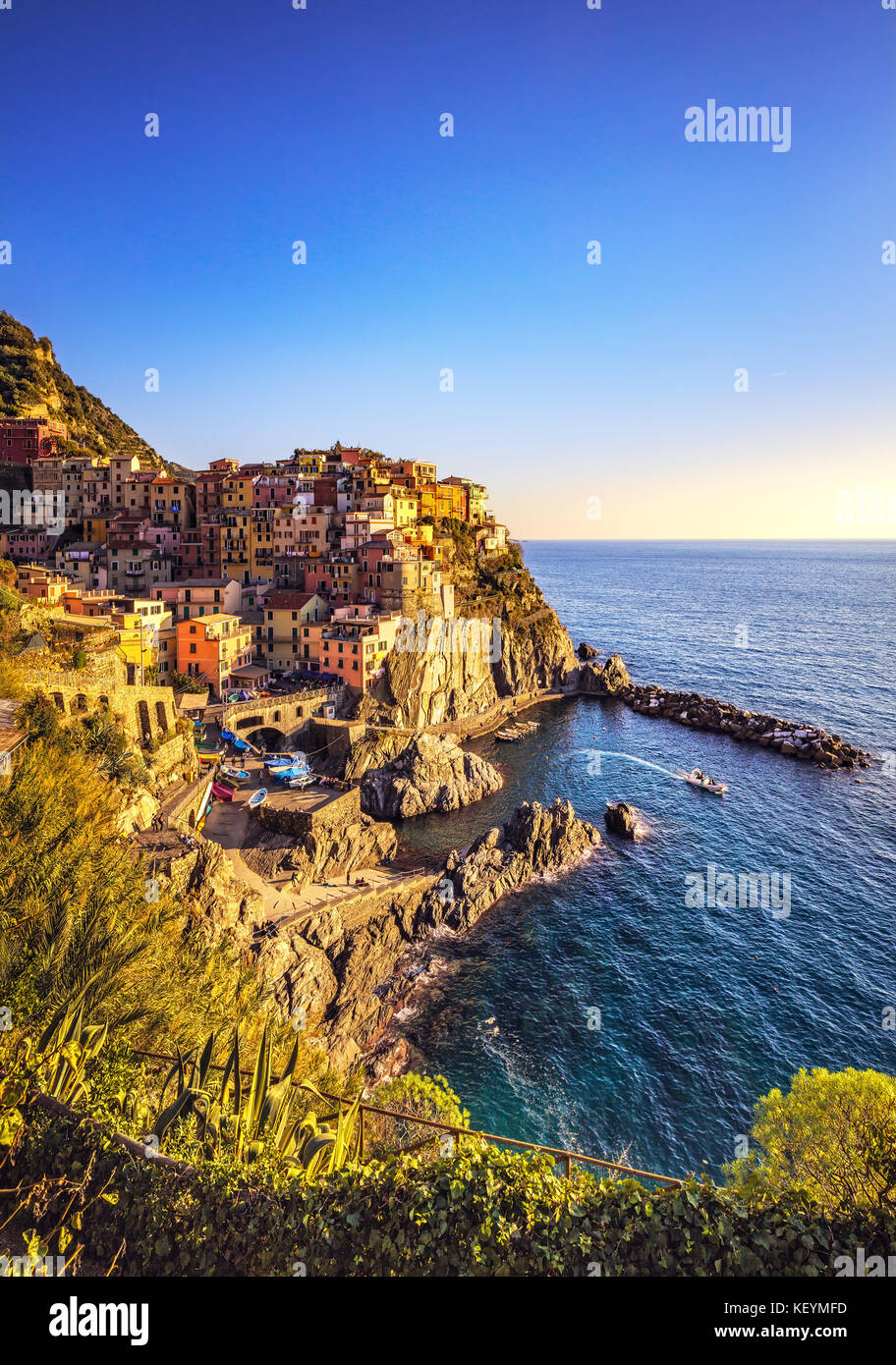 Manarola village sulla scogliera di rocce e mare al tramonto., Seascape in cinque terre, il Parco Nazionale delle Cinque Terre Liguria Italia Europa. Foto Stock