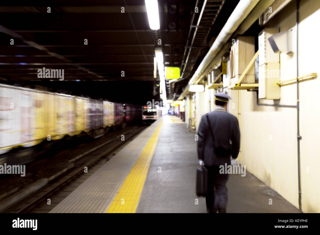L'autista del treno non identificato Blur è a piedi per far funzionare il treno JR alla stazione ferroviaria in Giappone. Foto Stock