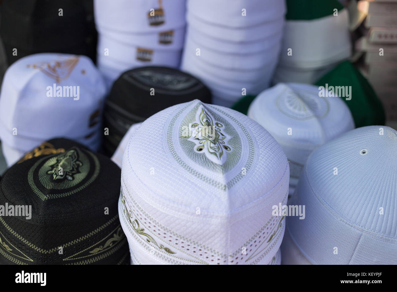 Keffiyeh skull caps vendere nel mercato. keffiyeh zucchetto è un nazionale di acconciatura islamica e normalmente indossata da uomini musulmani Foto Stock