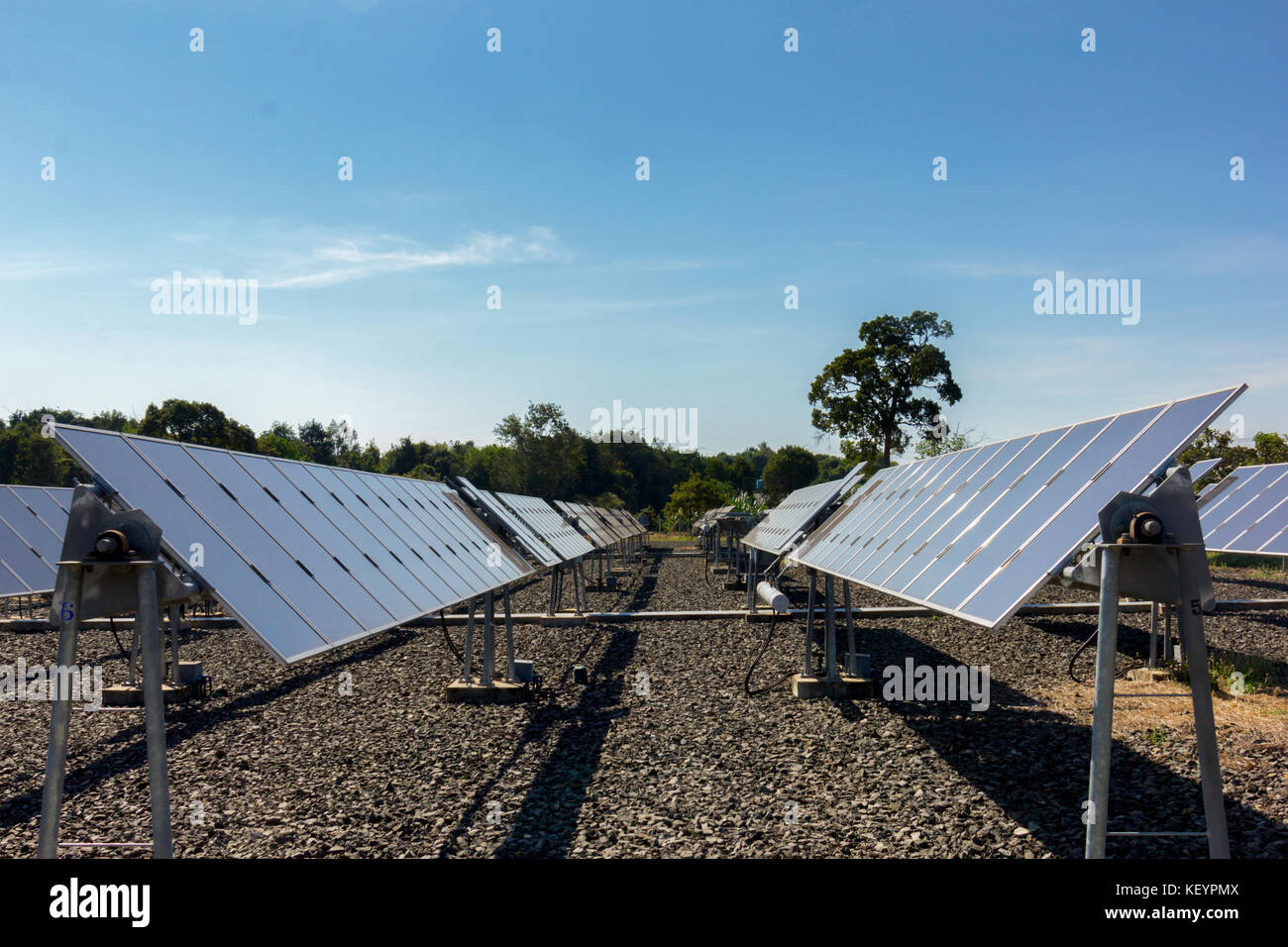 Celle solari, impianto di potenza utilizzando fonti di energia solare. Foto Stock