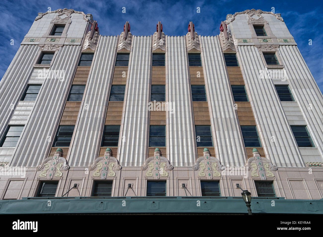 Il 3 gennaio 2016 a San Antonio, Texas, Stati Uniti d'America: storica facciata di edificio dettagli su e houston street nella zona del centro cittadino Foto Stock