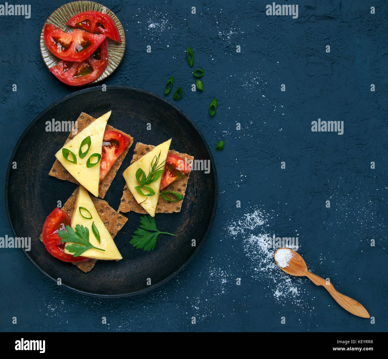 Tortine con pomodoro, il formaggio e la cipolla sul tavolo di cucina Foto Stock