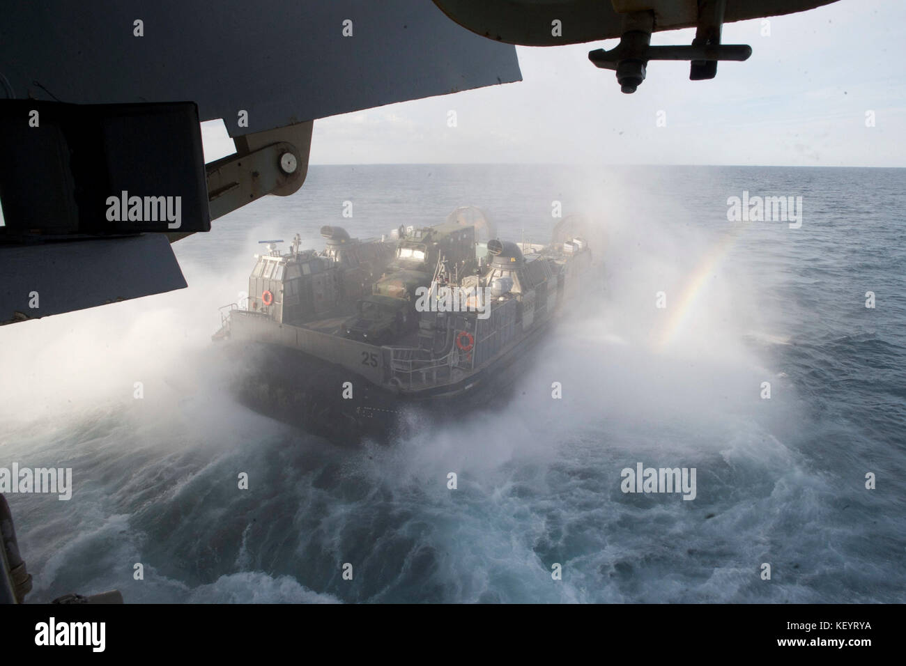 Una landing craft, cuscino d'aria (LCAC) esce bene deck di trasporto anfibio nave dock Foto Stock