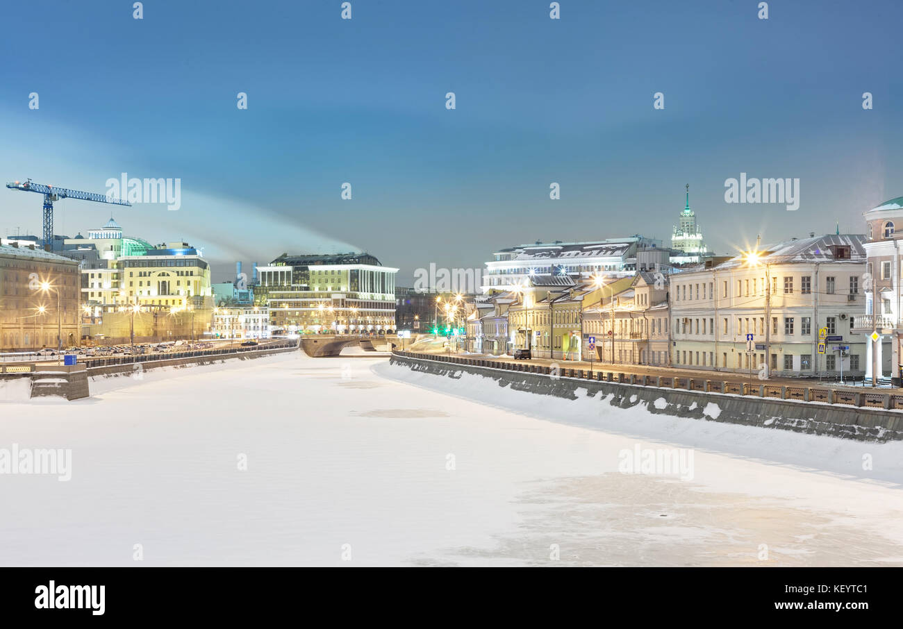 Congelati e coperti di neve, il fiume Moskva. Vista del terrapieno nel centro di Mosca di notte Foto Stock