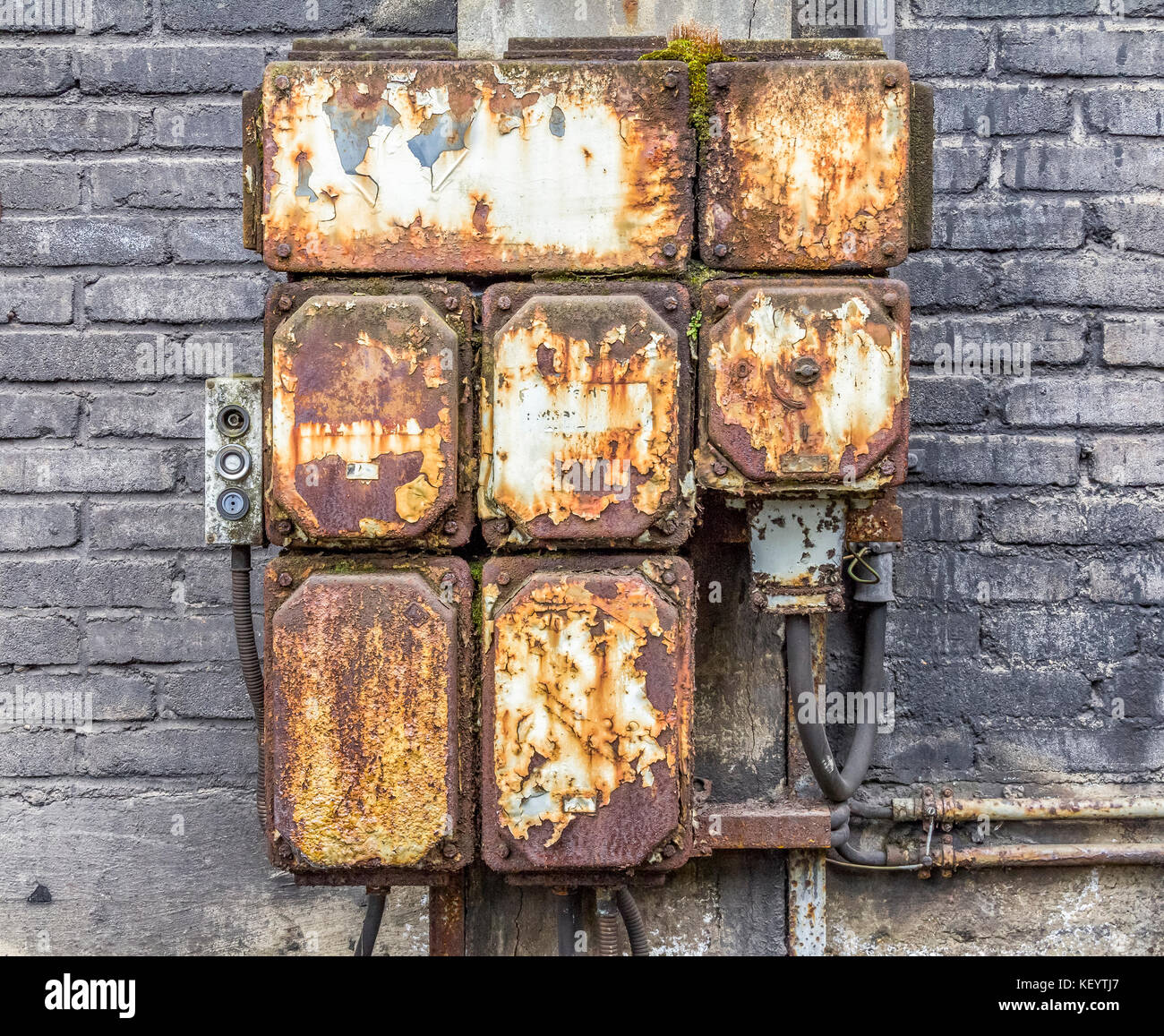 Weathered rusty industrial dettaglio mostrante un vecchio elettrici corrosi armadio di comando Foto Stock