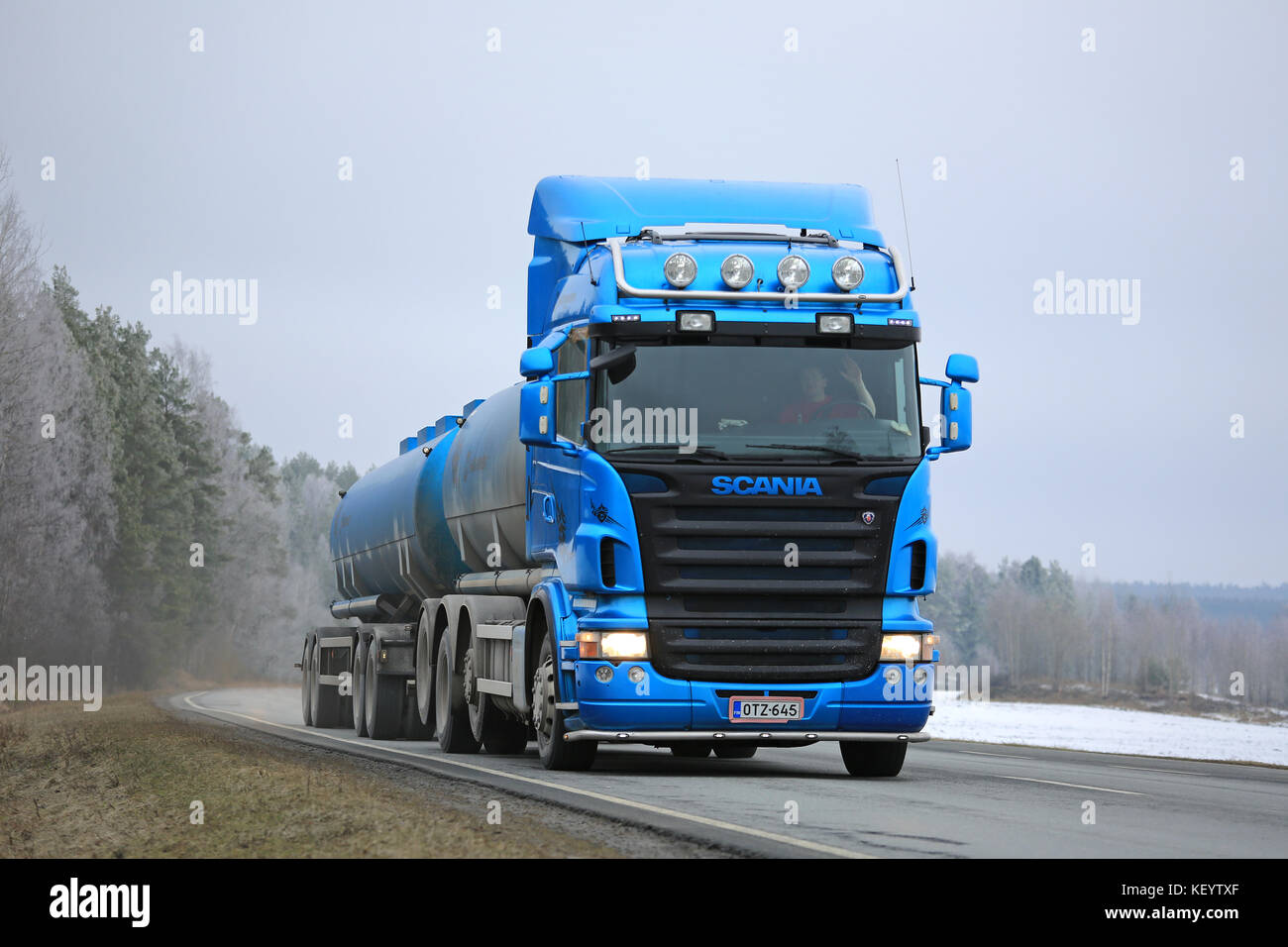 SALO, FINLANDIA - 13 FEBBRAIO 2016: Camion cisterna blu Scania R500 su strada in inverno. Nel 2015, Scania è il leader di mercato finlandese per i veicoli pesanti. Foto Stock