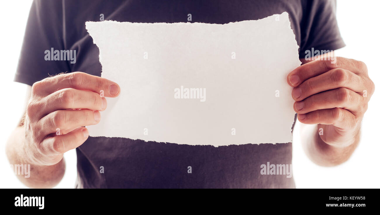 Uomo con pezzo di strappato carta bianca come copia di spazio per un messaggio di testo Foto Stock