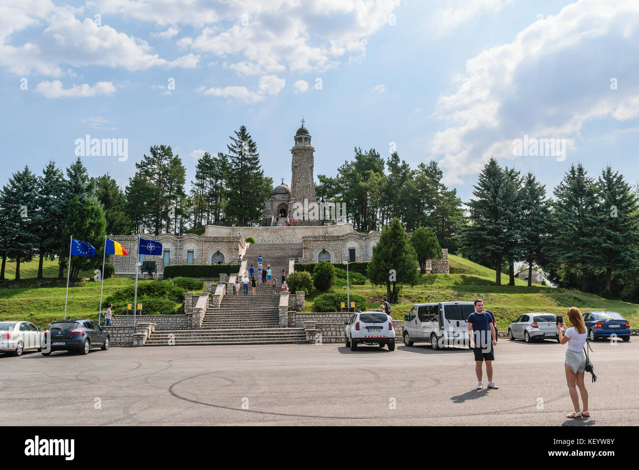 Arges, Romania - agosto 15, 2017: turista che visita il mausoleo degli eroi situato sulla collina mateias. Il monumento è dedicato alla prima guerra mondiale 1 h Foto Stock