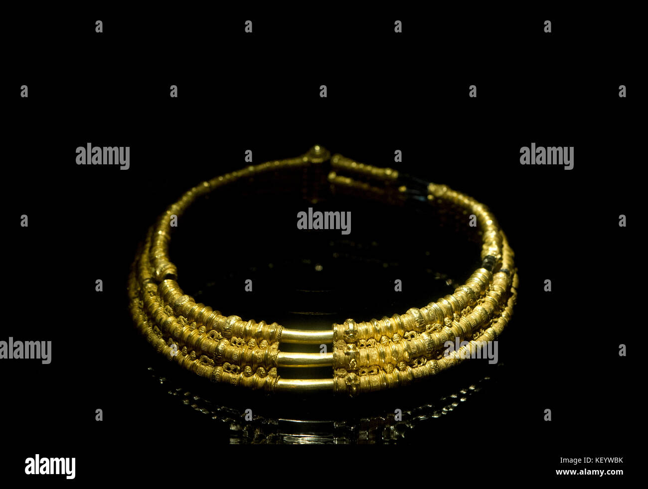 Collare d'oro con 3 anelli tubolari. 5. secolo. periodo di migrazione. Da alleberg, vastergotland. Svezia. Il museo storico. Stoccolma Svezia. Foto Stock